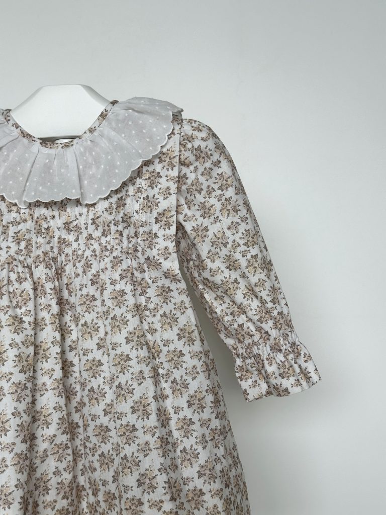 Vestido floral cuello plumeti