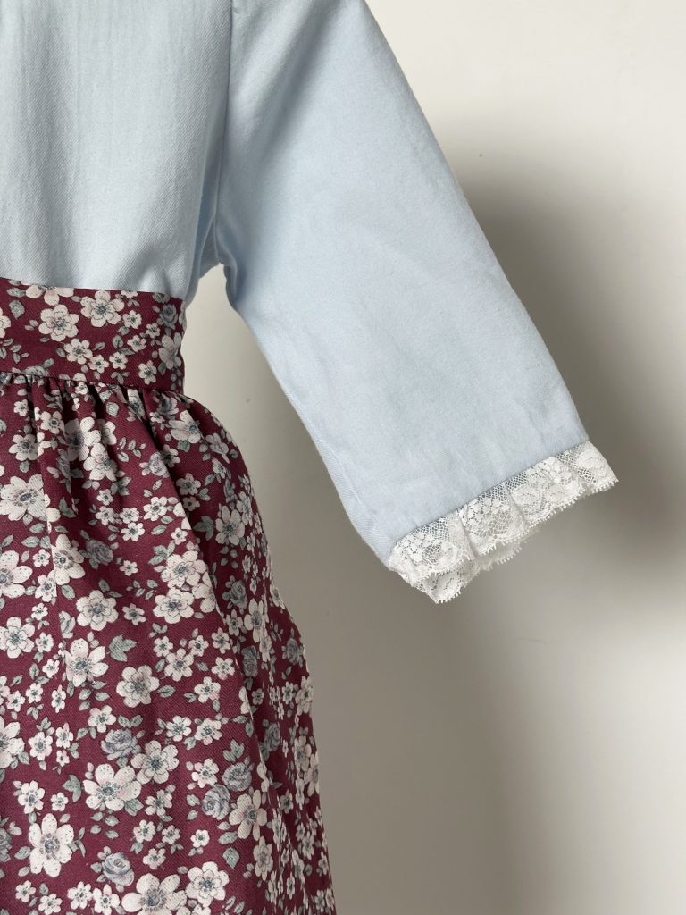 Vestido austriaco floral burdeos