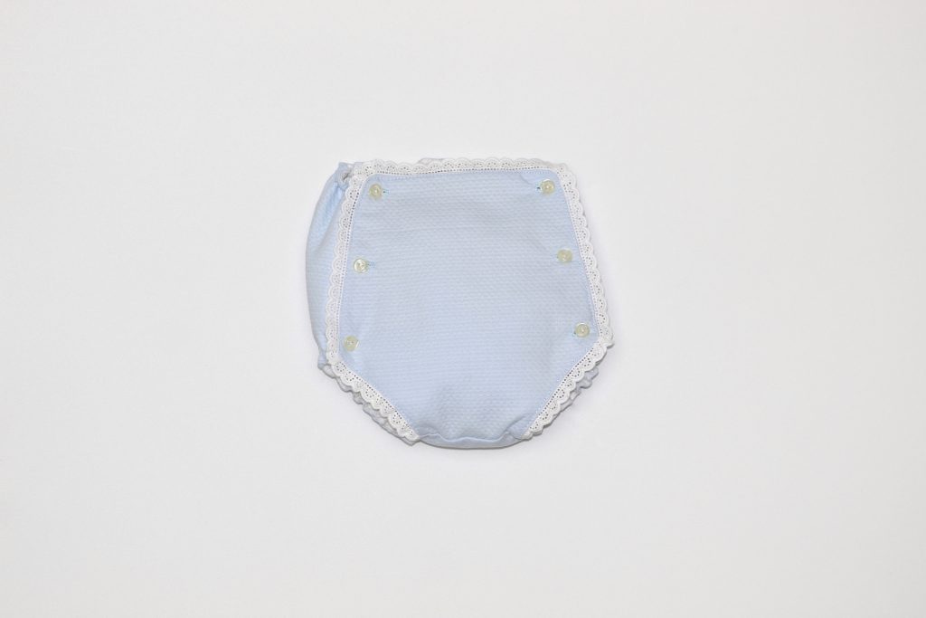 CUBRE PAÑAL CON TIRA BORDADA PIQUÉ CELESTE