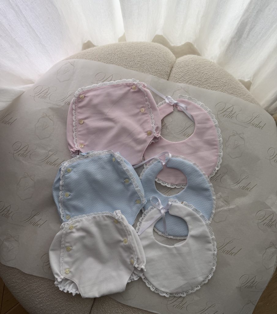 Pack cubrepañal con tira bordada + baber