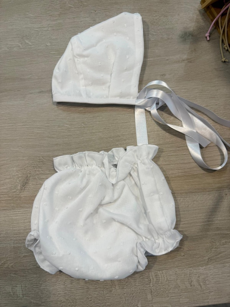 Conjunto capota y cubrepañal plumeti blanco sombaby