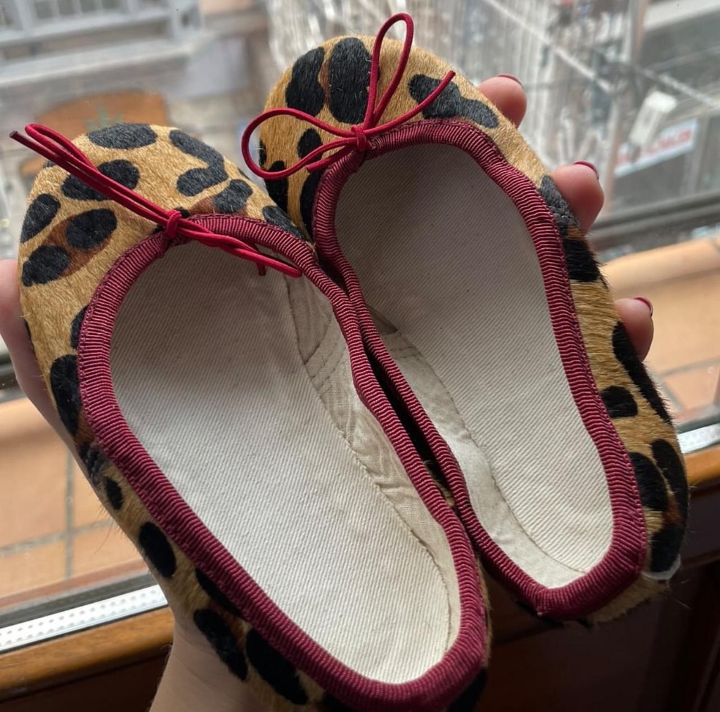 Bailarina leopardo rebite granate