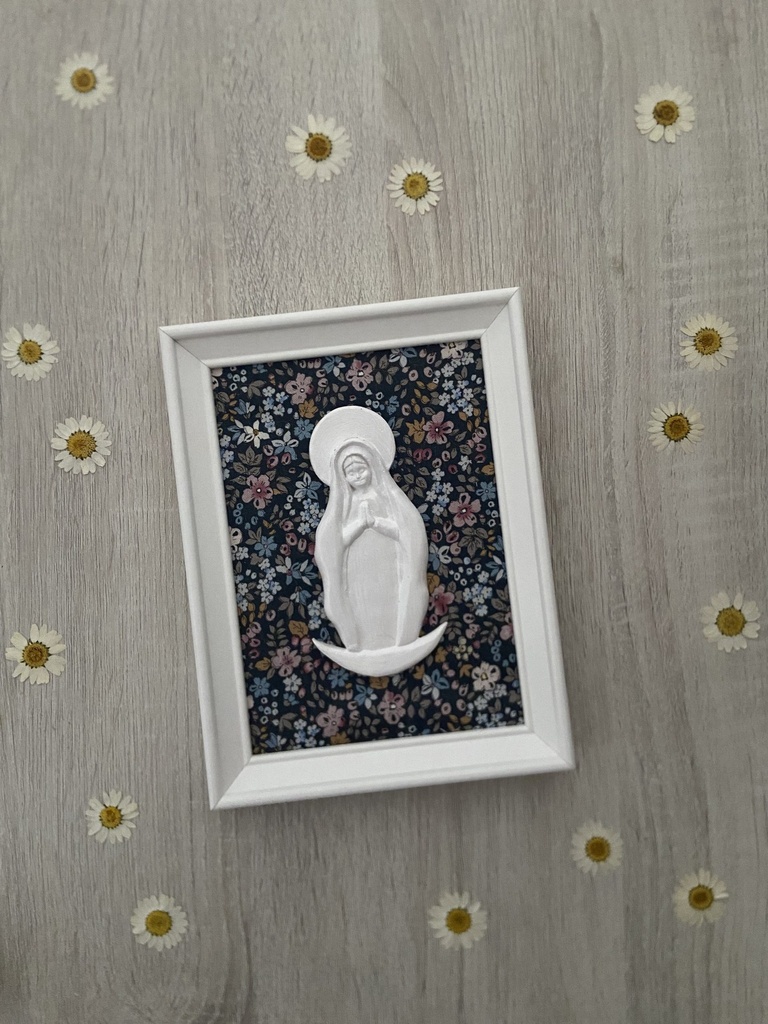 Virgen Guadalupe enmarcada marino flores