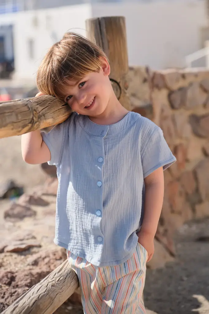 Camisa celeste corta niño 