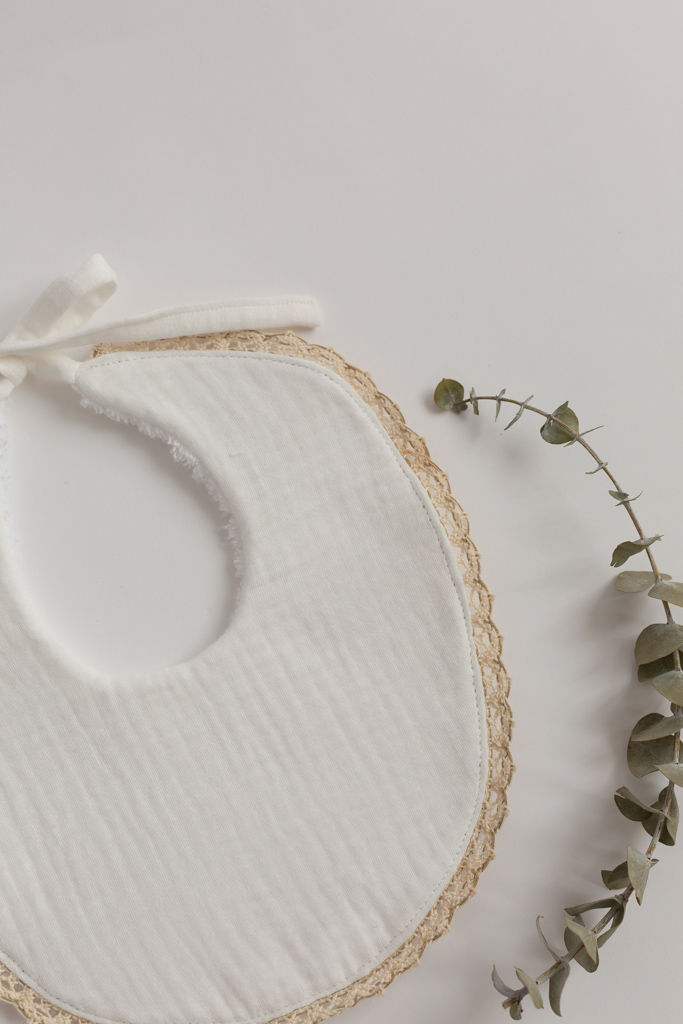  Babero redondo bambula blanca con puntilla natural