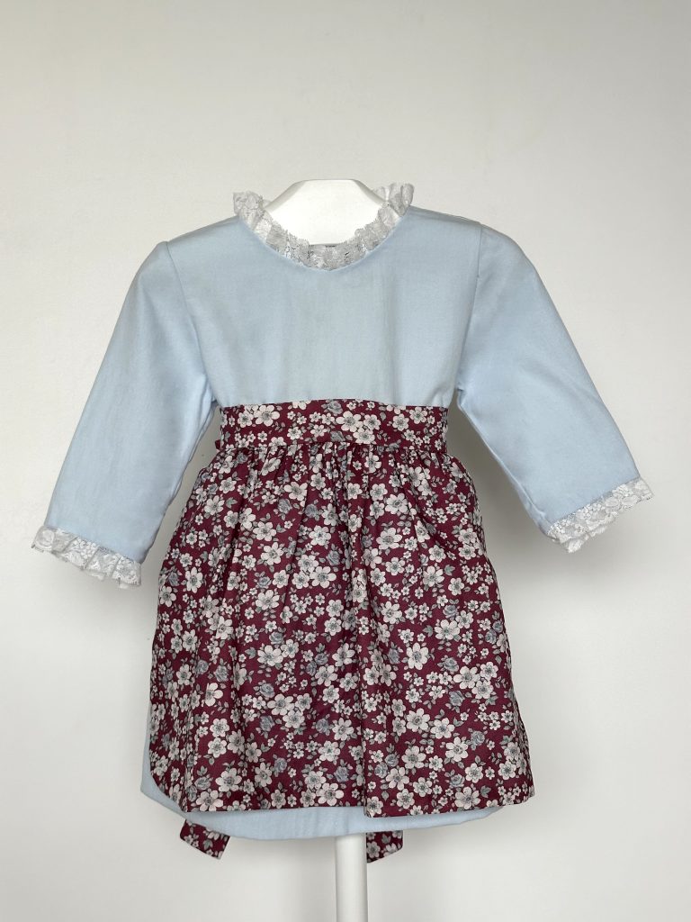 Vestido austriaco floral burdeos